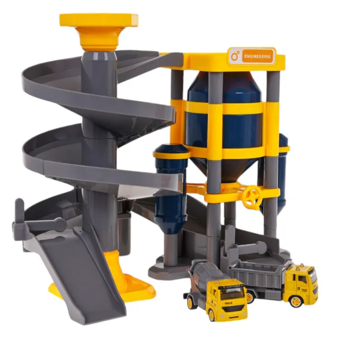 Zbliżenie na wywrotkę z podnoszoną przyczepą na torze budowlanym