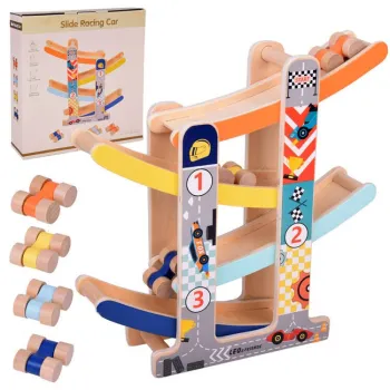 drewniany tor zjeżdżalnia dla autek na białym tle