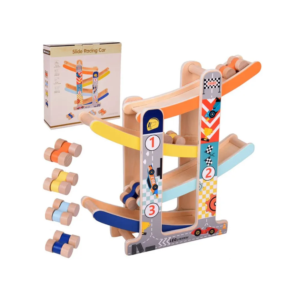 drewniany tor zjeżdżalnia dla autek na białym tle