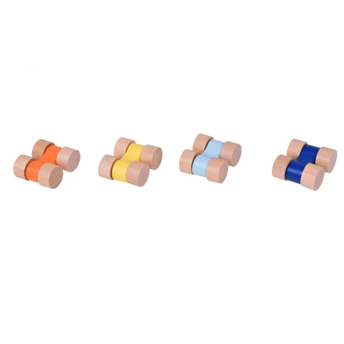 zestaw z czterema samochodzikami o różnych kolorach