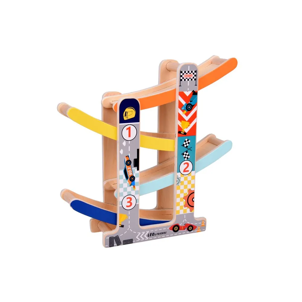 widok kolorowej zjeżdżalni samochodowej z góry