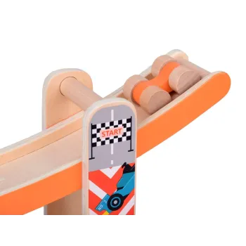 detal drewnianej rampy i autek na torze