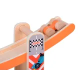 detal drewnianej rampy i autek na torze