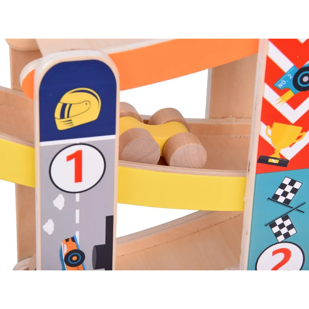 cztery małe samochodziki przy drewnianej zjeżdżalni