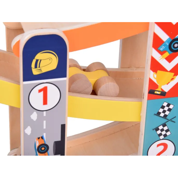 cztery małe samochodziki przy drewnianej zjeżdżalni