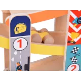 cztery małe samochodziki przy drewnianej zjeżdżalni