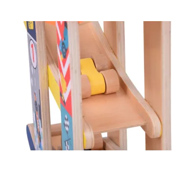 drewniana zjeżdżalnia z autkami na wszystkich poziomach