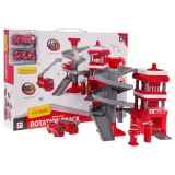 Oba samochodziki strażackie z metalową karoserią stojące obok remizy