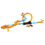 Zbliżenie na ostre zakręty i barierki toru wyścigowego