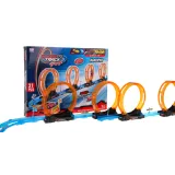 Zbliżenie na wyraziste pętle toru wraz z pojazdem typu pull back