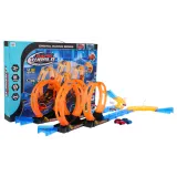 Tor wyścigowy z pętlą i dwoma samochodzikami na tle białym