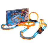 Zbliżenie na pętlę 360 stopni w kolorowym torze wyścigowym dla dzieci