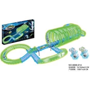 Tor wyścigowy świecący w ciemności z wieloma elementami na stole