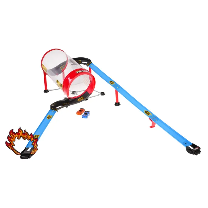 Przejazd auta przez szeroką beczkę na kolorowym torze