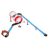 Przejazd auta przez szeroką beczkę na kolorowym torze