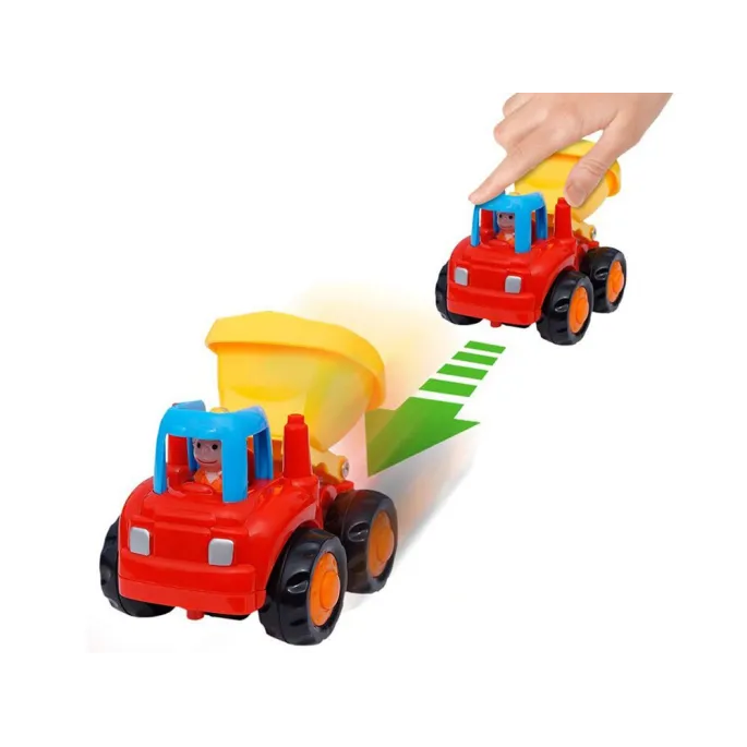 dziecko bawiące się traktorami i koparką podczas kreatywnej zabawy