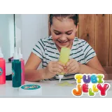 Komplet akcesoriów z zestawu Tubi Jelly rozłożony na stole