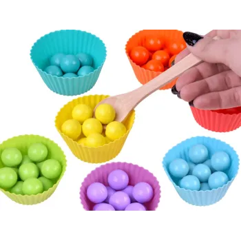 Zestaw kulek i miseczek do układanki Montessori w widoku z góry