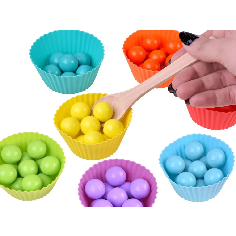 Zestaw kulek i miseczek do układanki Montessori w widoku z góry