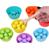 Zestaw kulek i miseczek do układanki Montessori w widoku z góry