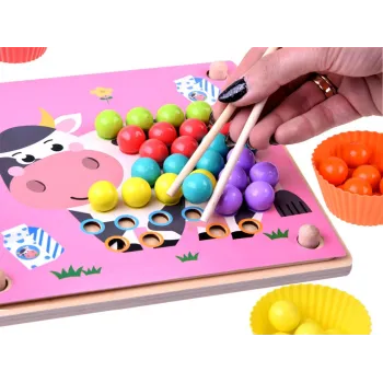 Przykładowy wzór zwierzęcia z kolorowych koralików na układance