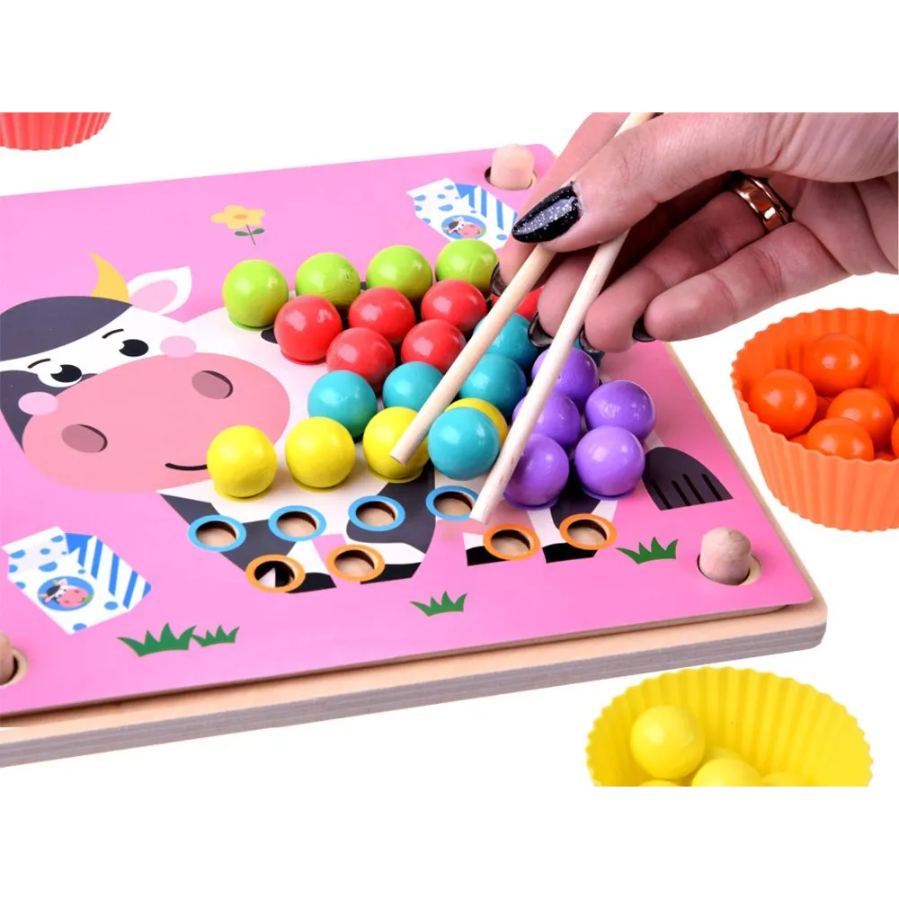 Przykładowy wzór zwierzęcia z kolorowych koralików na układance