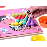 Przykładowy wzór zwierzęcia z kolorowych koralików na układance