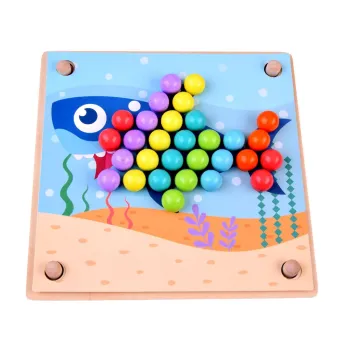 Dziecko układające wzór z koralików wykorzystując szczypce i pałeczki