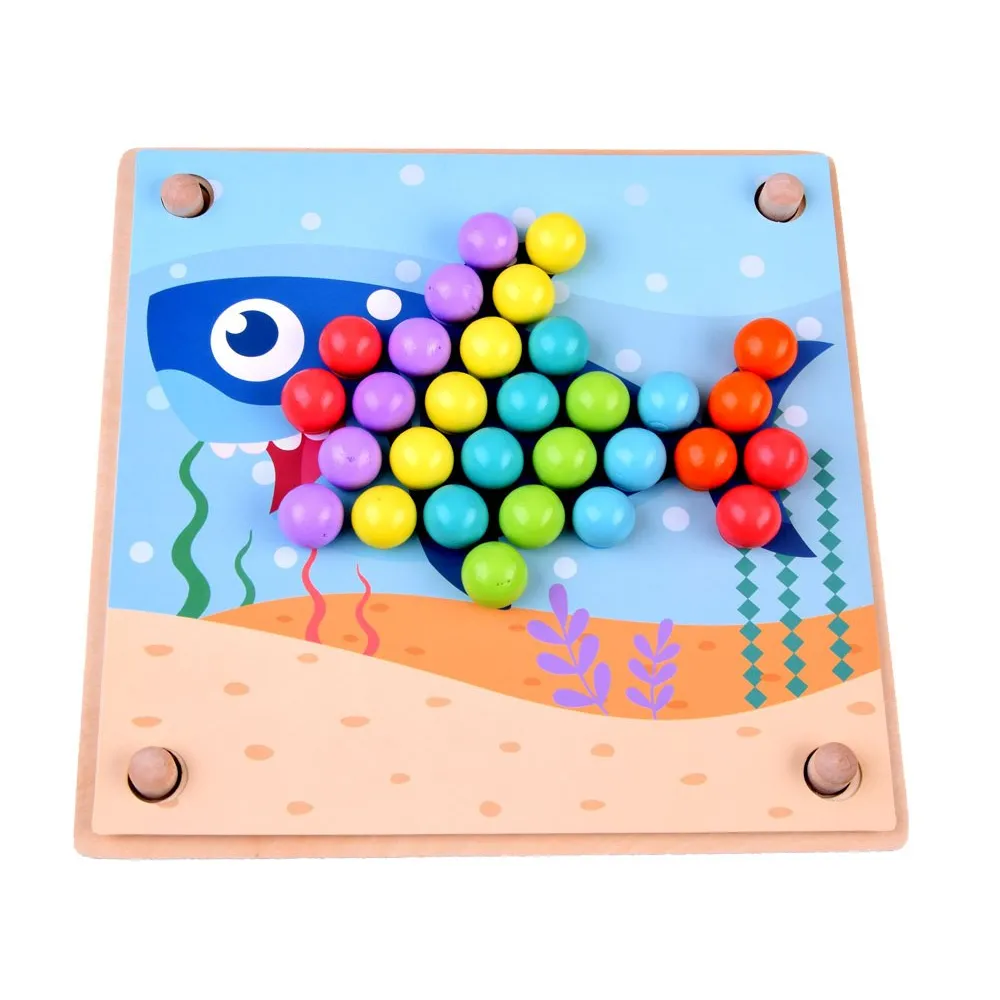 Dziecko układające wzór z koralików wykorzystując szczypce i pałeczki