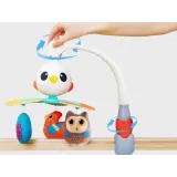 zbliżenie na miękkie pluszowe ptaszki na karuzeli