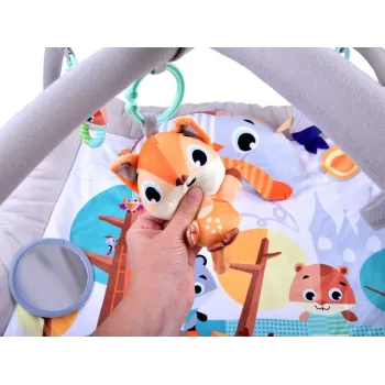 dopinane pałąki z zabawkami na macie edukacyjnej