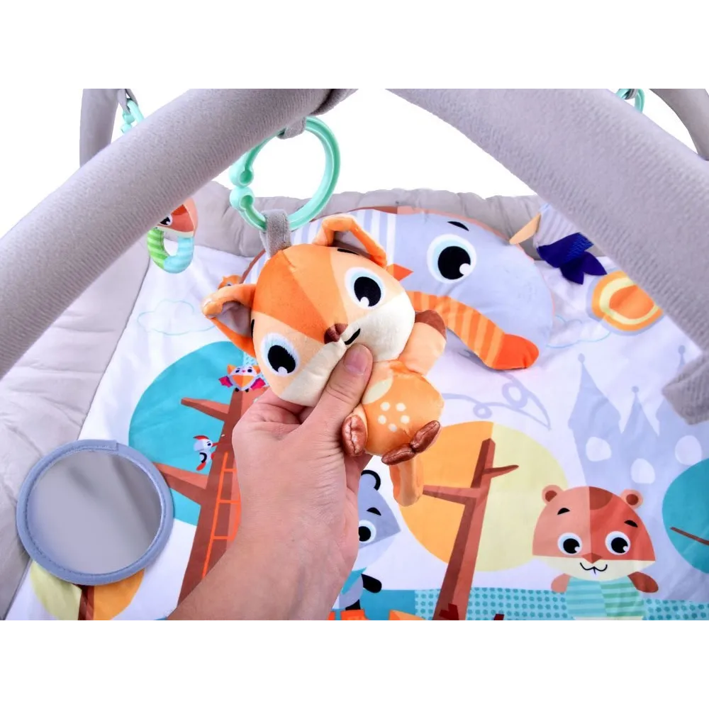 dopinane pałąki z zabawkami na macie edukacyjnej