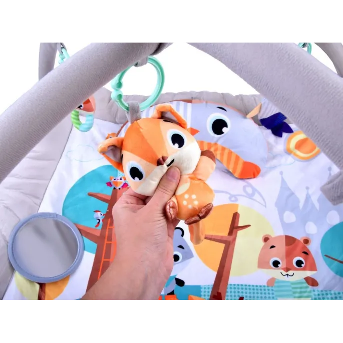 dopinane pałąki z zabawkami na macie edukacyjnej