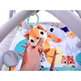 dopinane pałąki z zabawkami na macie edukacyjnej