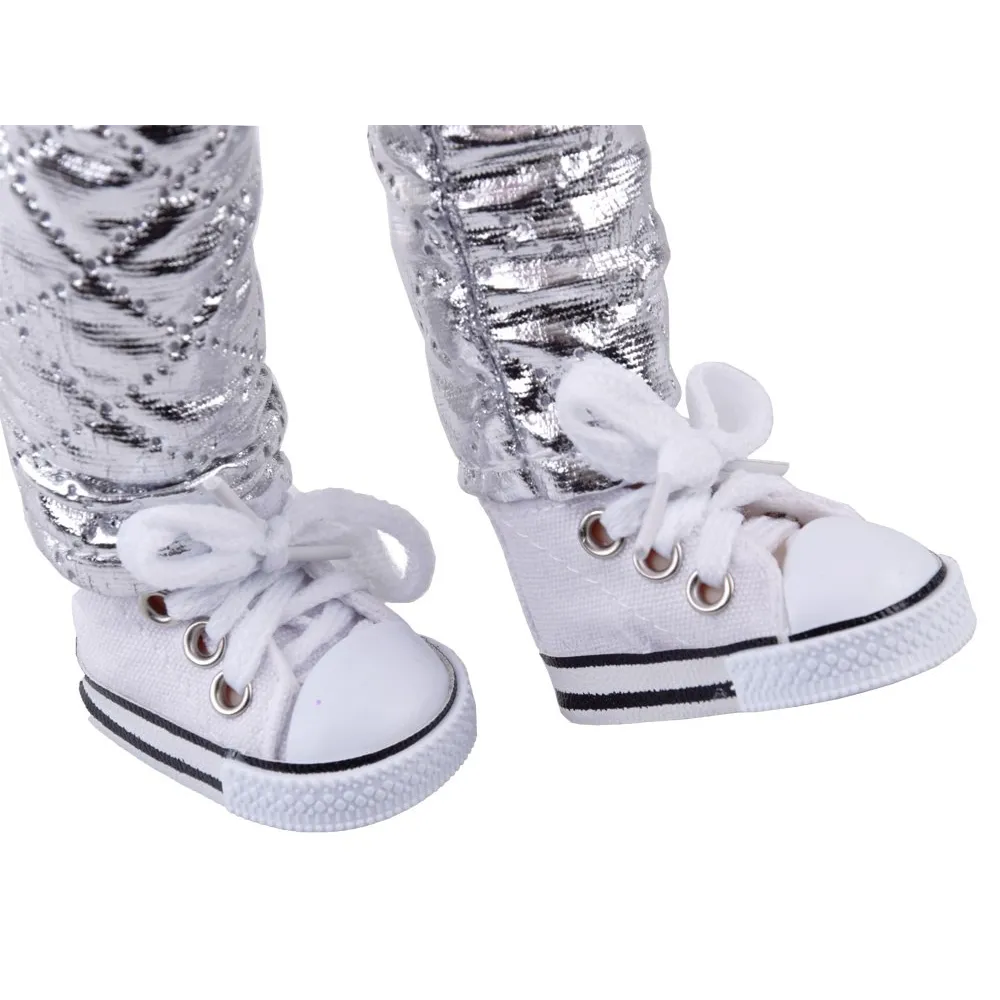 Lalka w wiązanych trampkach prezentuje modny zimowy wygląd