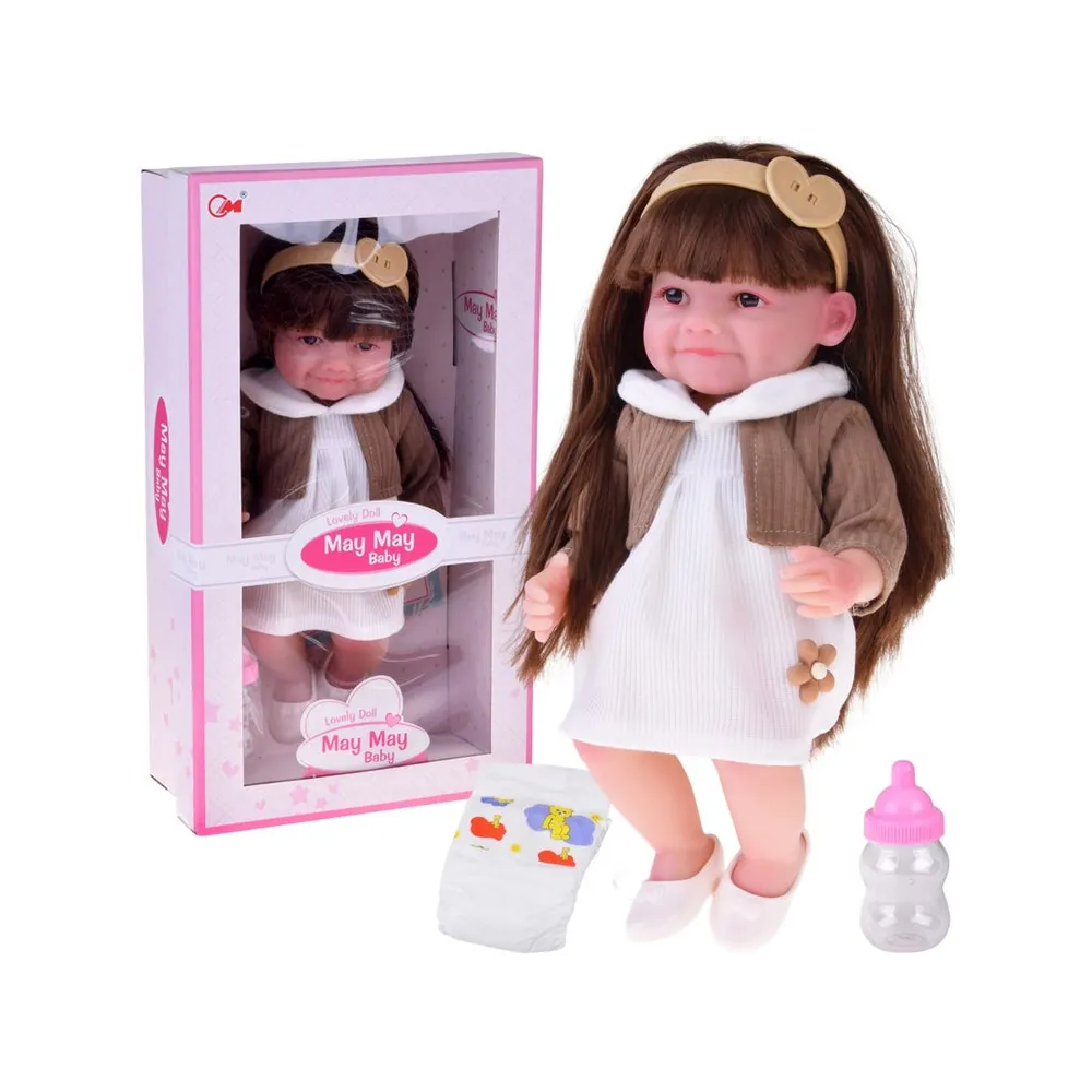 Urocza lalka Tosia w białej sukience i brązowym kardiganie, cała postać