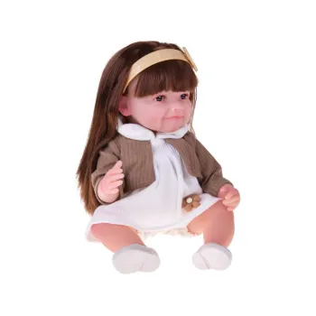 Zbliżenie na twarz lalki Tosia z wyrazistym spojrzeniem i subtelnym uśmiechem