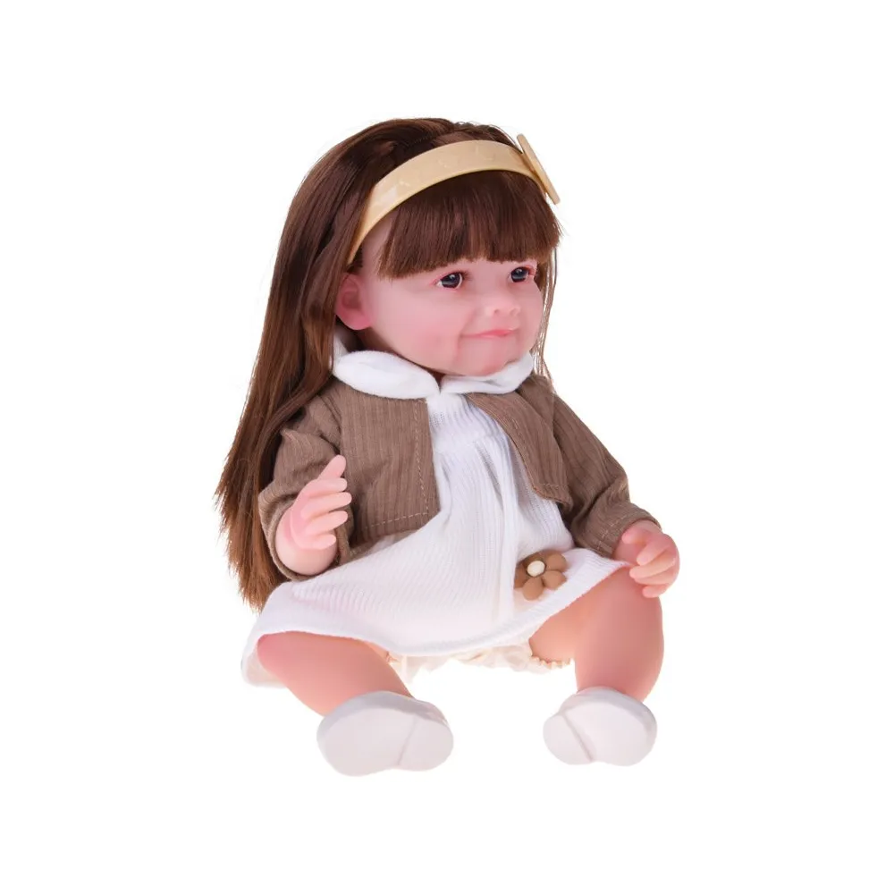 Zbliżenie na twarz lalki Tosia z wyrazistym spojrzeniem i subtelnym uśmiechem