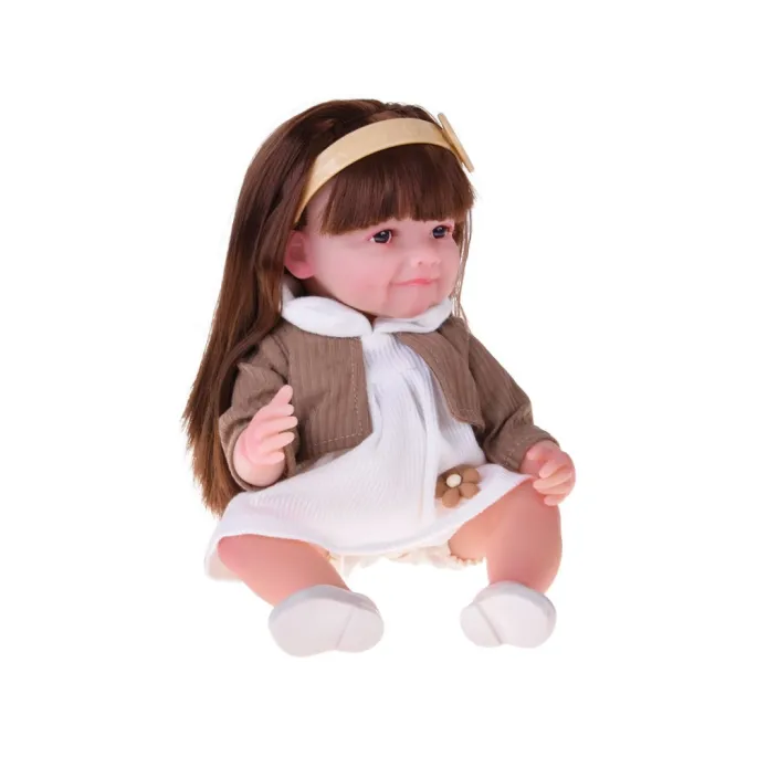 Zbliżenie na twarz lalki Tosia z wyrazistym spojrzeniem i subtelnym uśmiechem