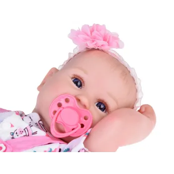 detal miękkiego, przyjemnego w dotyku brzuszka lalki