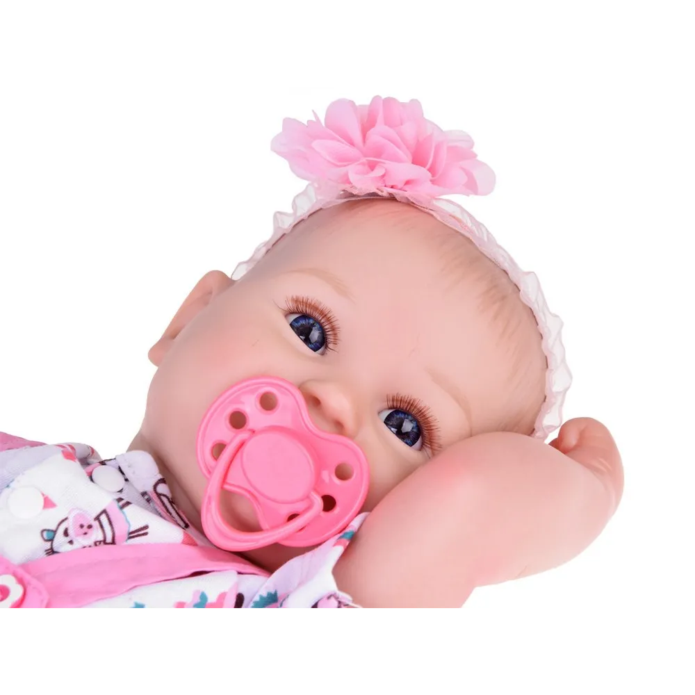 detal miękkiego, przyjemnego w dotyku brzuszka lalki