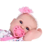 detal miękkiego, przyjemnego w dotyku brzuszka lalki