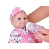 biała skarpetka z falbanką na nodze lalki bobas