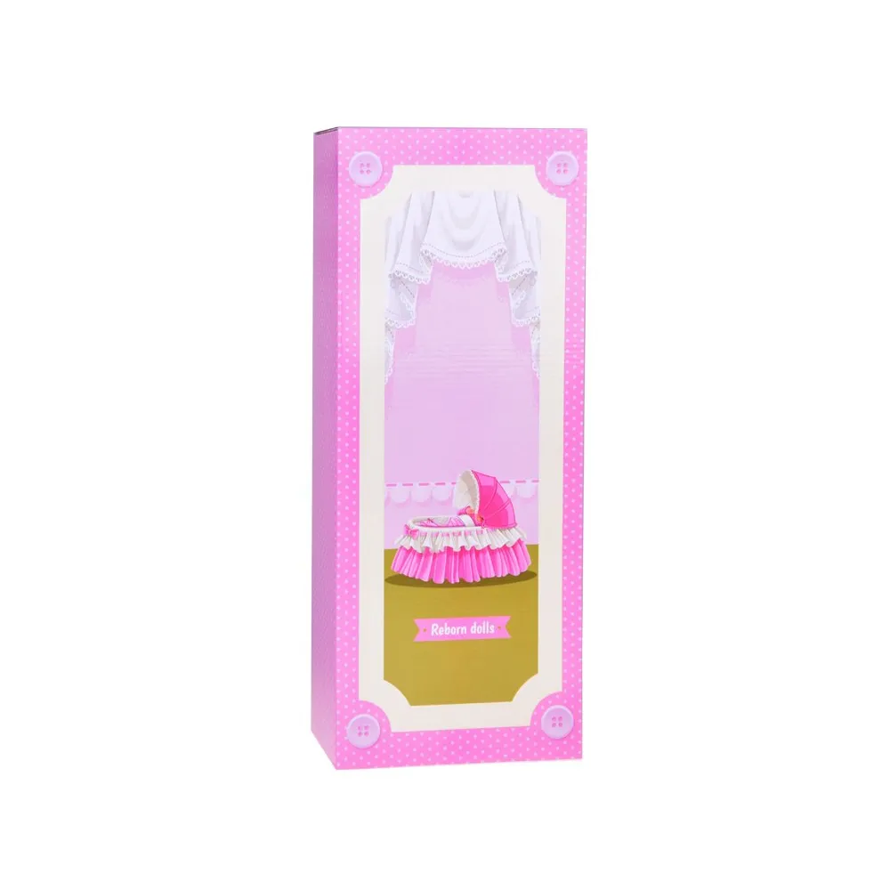 scenka zabawy w opiekę nad lalką z akcesoriami