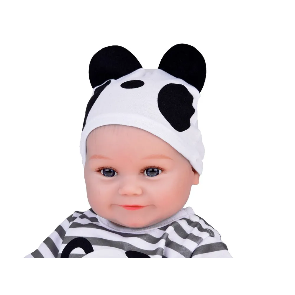 Widok na ruchome rączki i nóżki miękkiej lalki chłopca