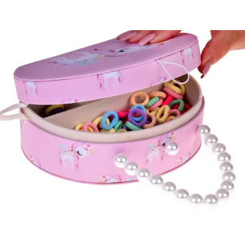 kolorowy zestaw spinek o różnych kształtach na tle szkatułki