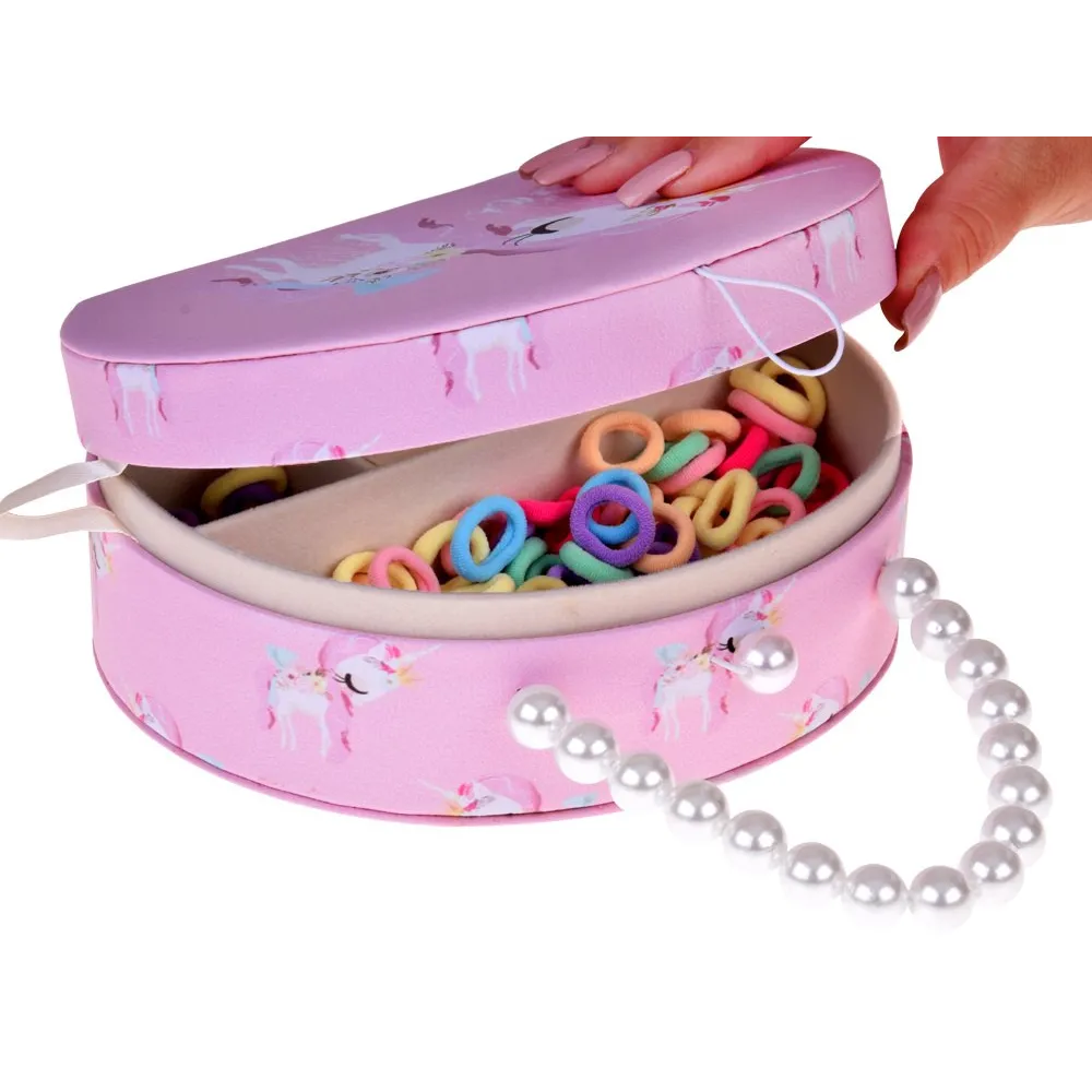 kolorowy zestaw spinek o różnych kształtach na tle szkatułki