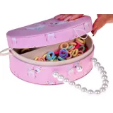 kolorowy zestaw spinek o różnych kształtach na tle szkatułki