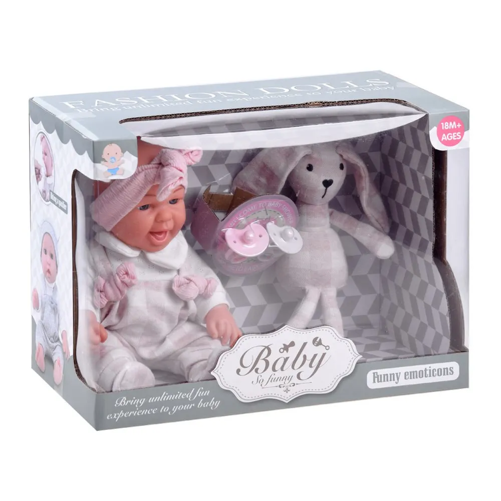 widok laleczki i króliczka gotowych do zabawy