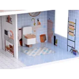 łazienka z toaletą na parterze drewnianego domku dla lalek